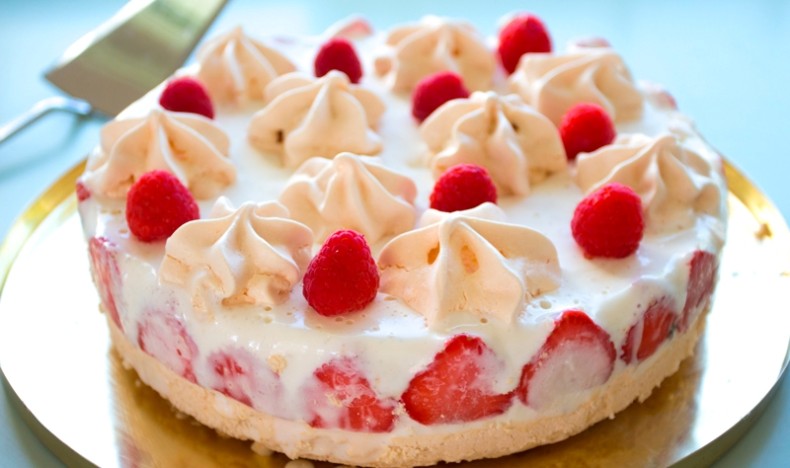 Iskake med marengs, bær og salte karamell-nøtter